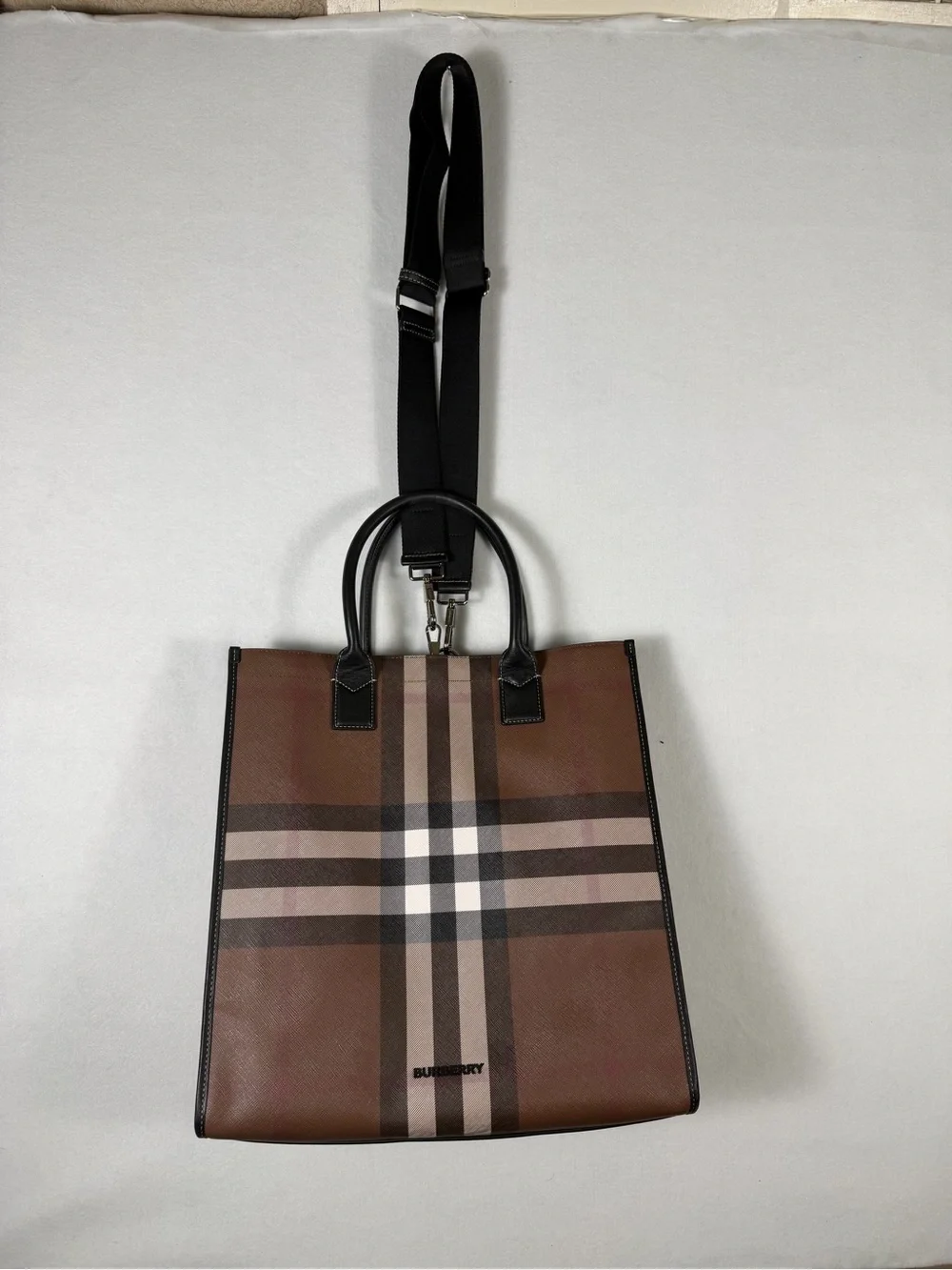 Burberry Denny Tote Bag in Dark Birch Brown Detachable Strap , Books, Carry- on